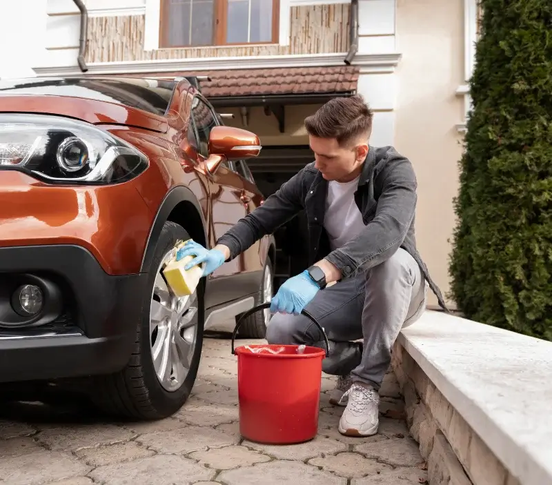 Lavage auto à domicile Cambon : professionnel intervenant sur un véhicule